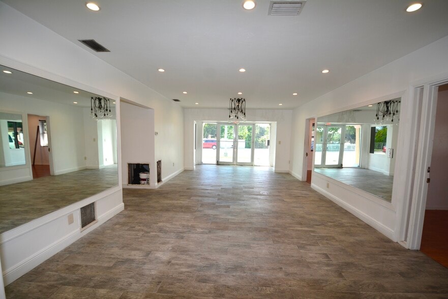More Photos Of 16921 NE 6th Ave, North Miami Beach Office For Sale