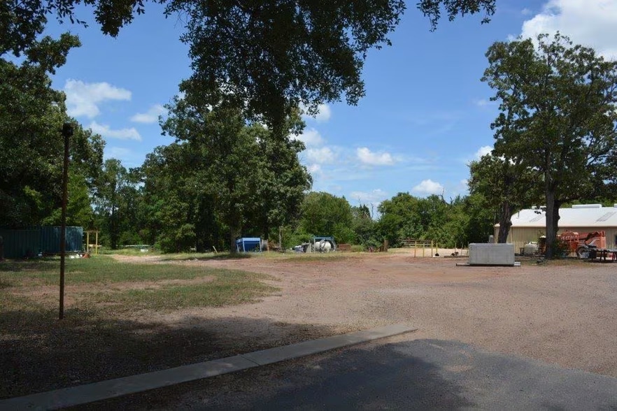 More Photos Of 1301 E Corsicana St, Athens Flex For Sale