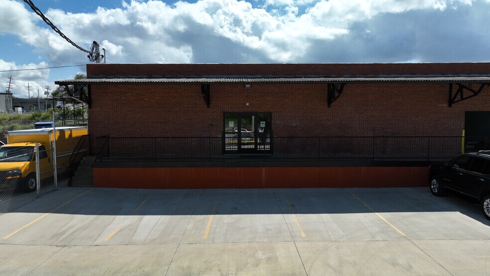 More Photos Of 224 N Stewart Ave, Springfield Warehouse For Lease