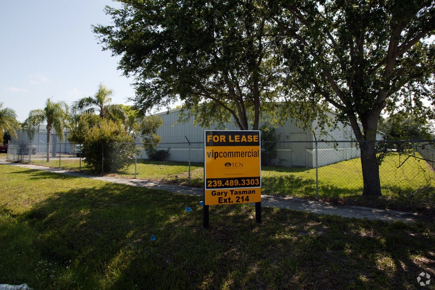 More Photos Of 16141 Pine Ridge Rd, Fort Myers Warehouse For Lease