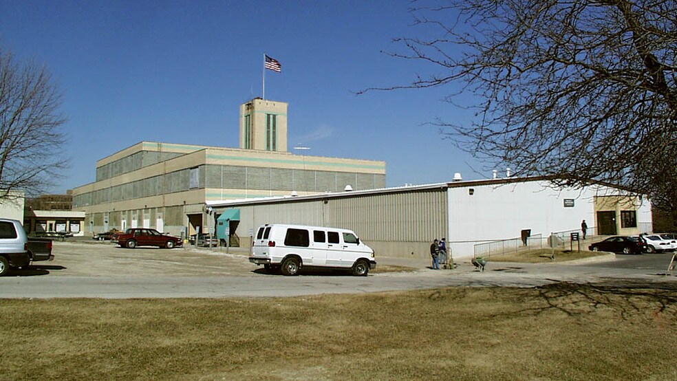 More Photos Of 901 N Batavia Ave, Batavia Showroom For Lease