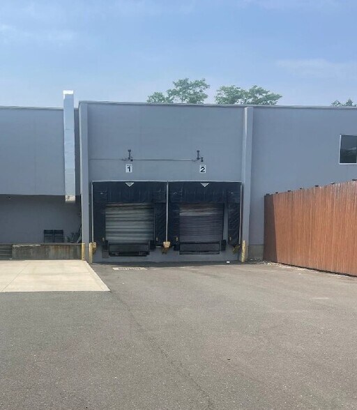 More Photos Of 76 Progress Dr, Stamford Research And Development For Lease