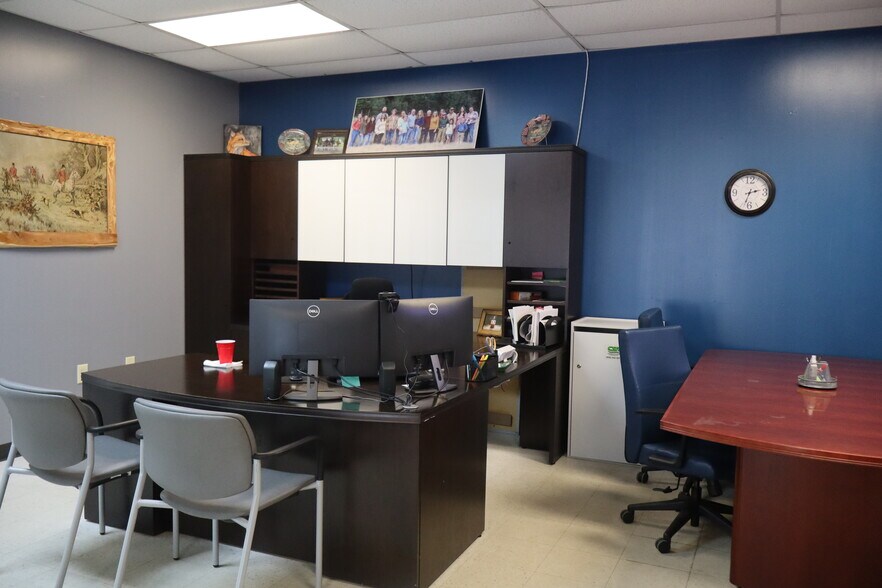 More Photos Of 250 Ram Blvd, Midway Warehouse For Lease