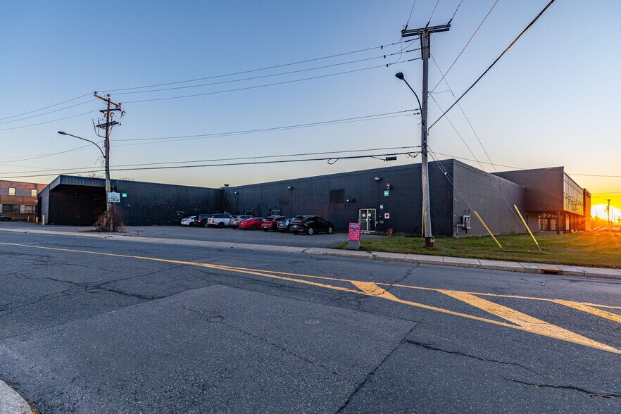 More Photos Of 5950 Ch De La Côte-De-Liesse, Mont-Royal Distribution For Sale