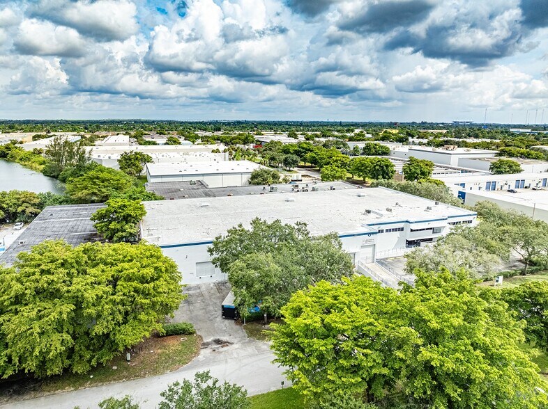 More Photos Of 4915 NW 159th St, Miami Lakes Warehouse For Lease