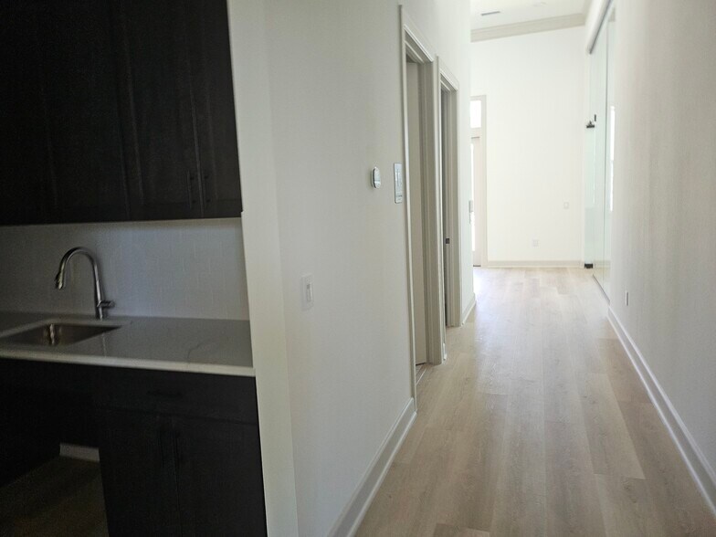 More Photos Of 1325 Main St, Katy Office For Sale