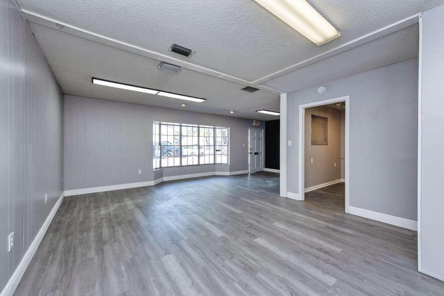 More Photos Of 7408 Commerce St, Riverview General Retail For Lease