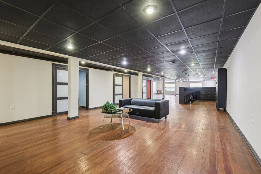 More Photos Of 113 N Main St, Moulton Bar For Sale