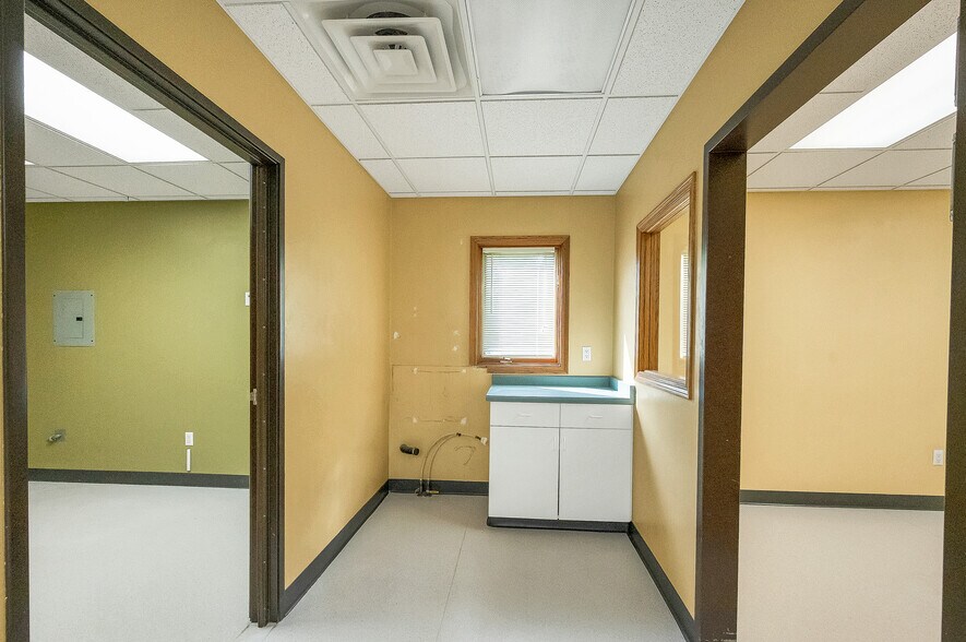 More Photos Of 2770 Manitowoc Rd, Green Bay Office For Sale
