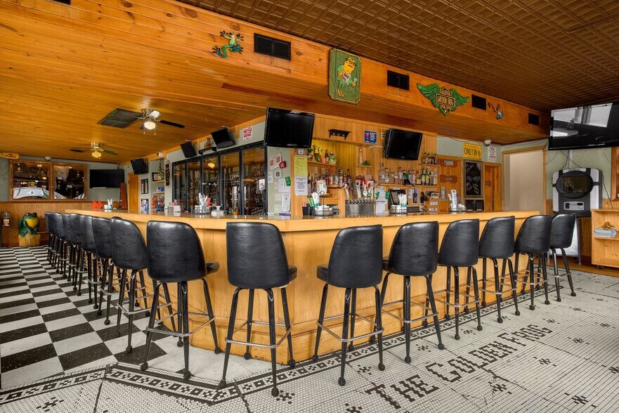 More Photos Of 112 N Shore Dr, Fountain City Restaurant For Sale