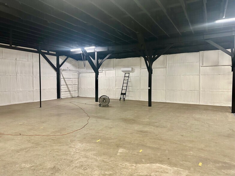 More Photos Of 200-232 W New Braunfels St, Seguin Warehouse For Lease