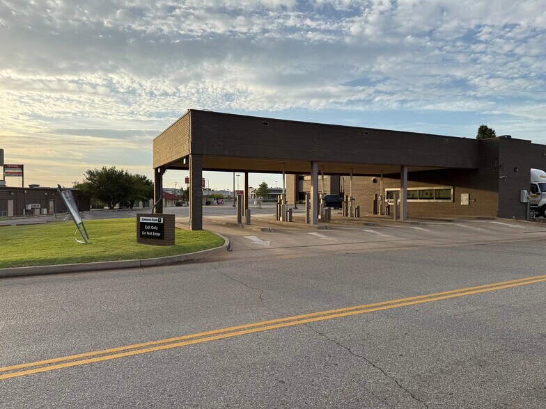 More Photos Of 7250 NW Expressway St, Oklahoma City Bank For Lease