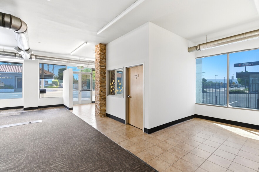 More Photos Of 215 S Citrus Ave, Covina Storefront For Lease