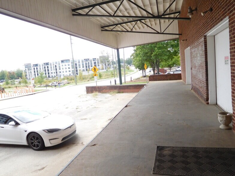More Photos Of 520 Maple St, Gainesville Warehouse For Lease