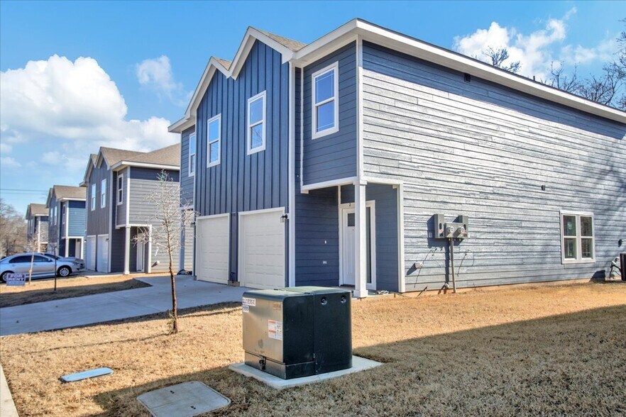 More Photos Of 400-414 E 7th St, Bonham Apartments For Sale