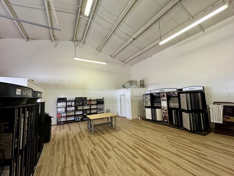 More Photos Of 1725 Kingwood St, Florence Warehouse For Lease