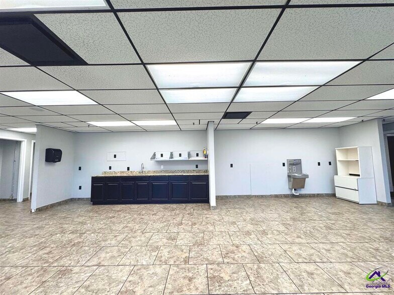 More Photos Of 801 Valley Dr, Perry Distribution For Lease