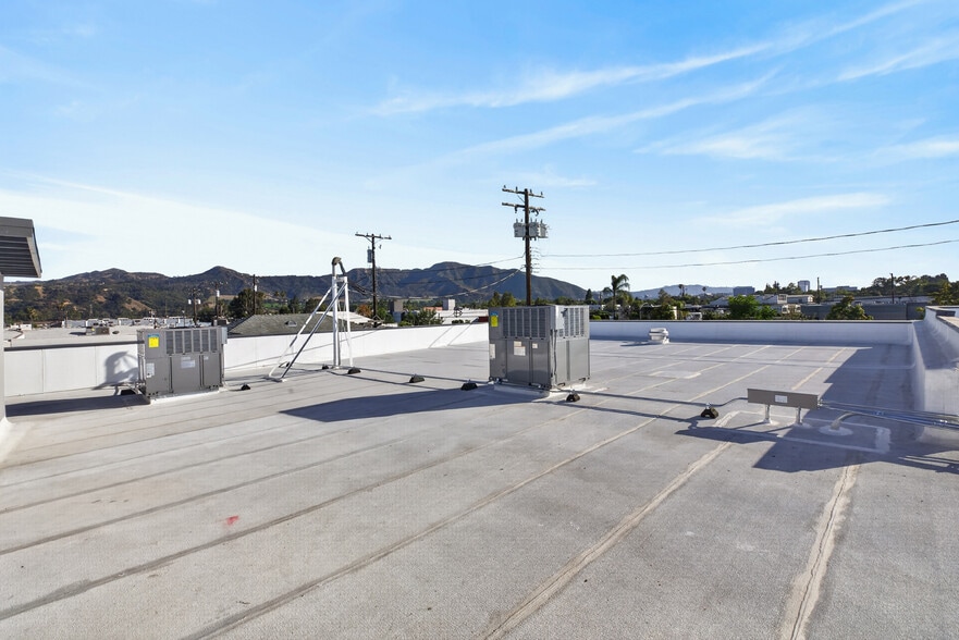 More Photos Of 703 S Main St, Burbank Showroom For Sale