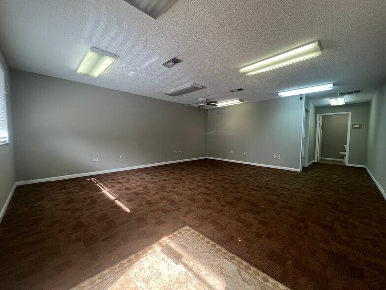 More Photos Of 2426 Mayport Rd, Jacksonville Showroom For Lease