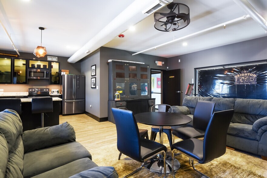 More Photos Of 2108-2260 Ferry Rd, Naperville Showroom For Sale