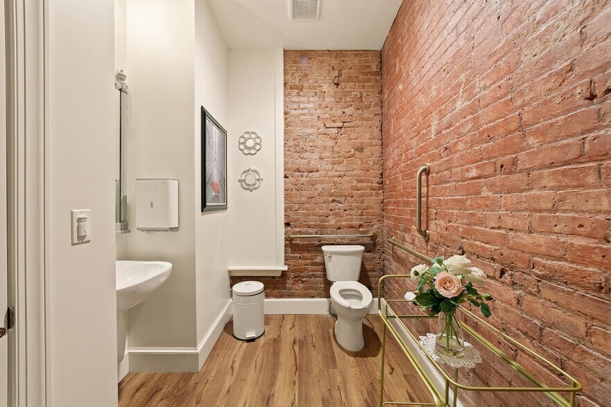 More Photos Of 12 Culpeper St, Warrenton Restaurant For Sale