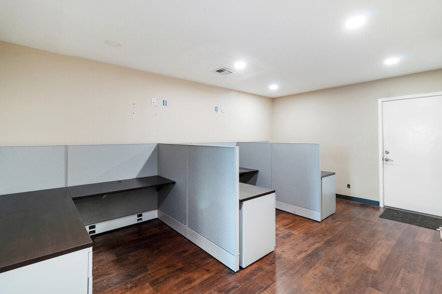 More Photos Of 1902 Pinon Dr, College Station Warehouse For Lease