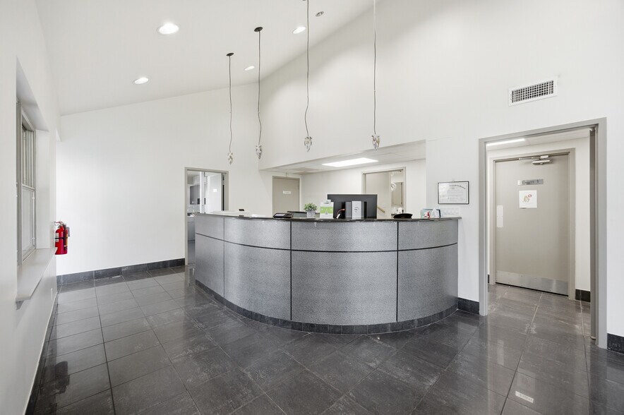 More Photos Of 3201 Hulen St, Fort Worth Veterinarian Kennel For Sale