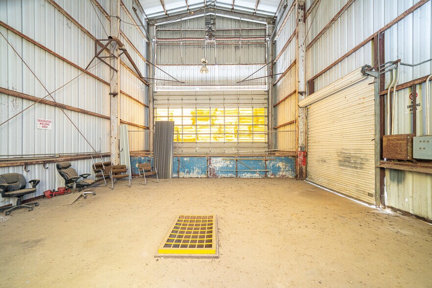 More Photos Of 220 Progress Blvd, Longview Warehouse For Lease