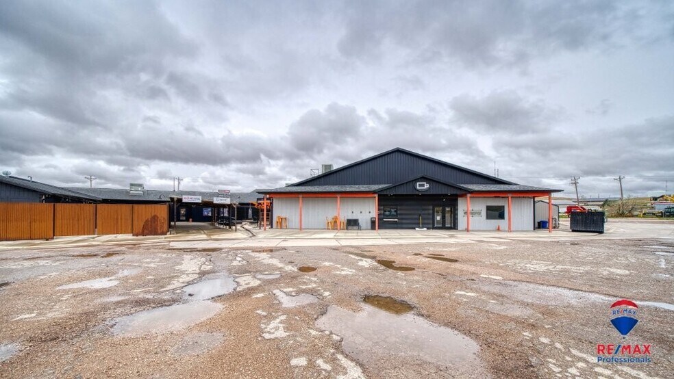 More Photos Of 5201 S Douglas Hwy, Gillette Bar For Sale
