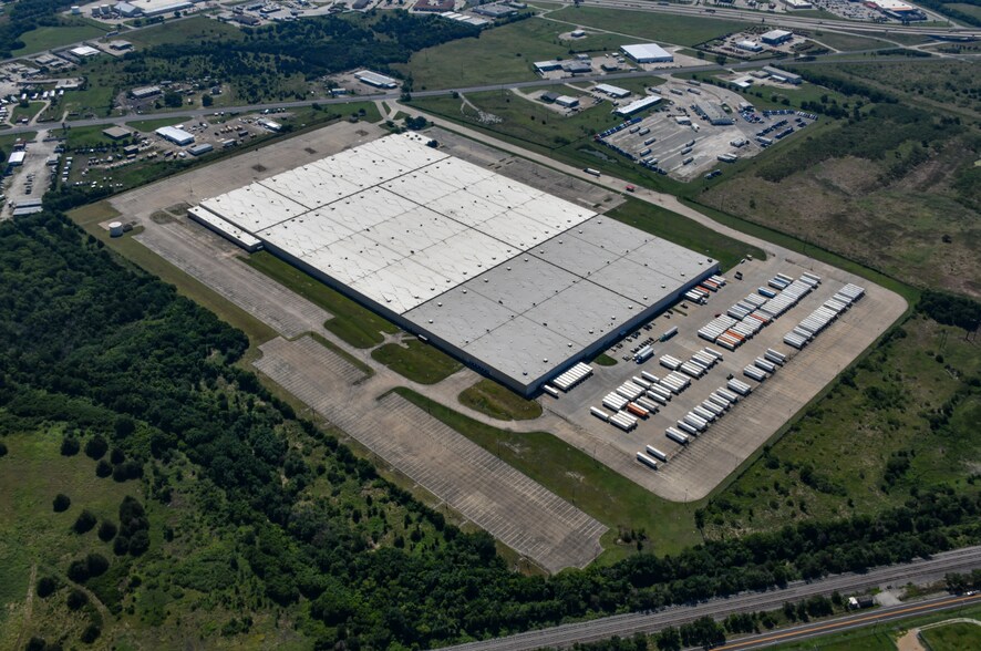 Primary Photo Of 2200 S Business 45, Corsicana Distribution For Lease