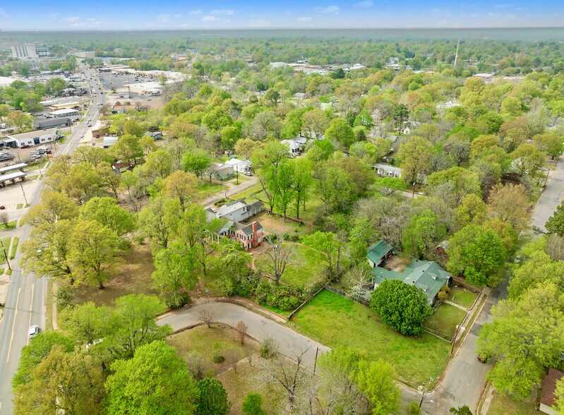 More Photos Of 600 Crockett Cir, Paris Specialty For Sale
