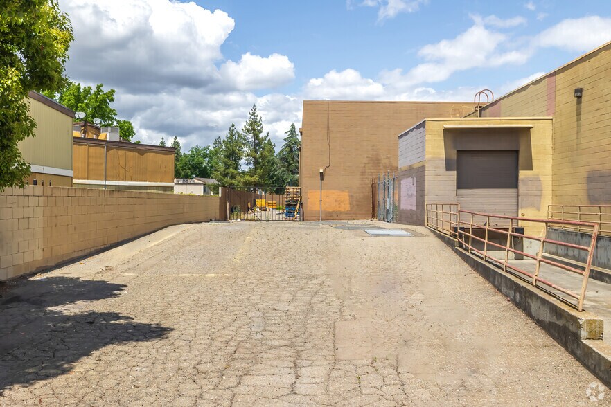 More Photos Of 8001 West Ln, Stockton General Retail For Sale