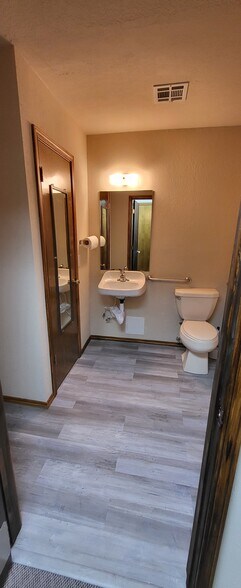 More Photos Of 813 E Darrow St, Shawnee Office For Lease