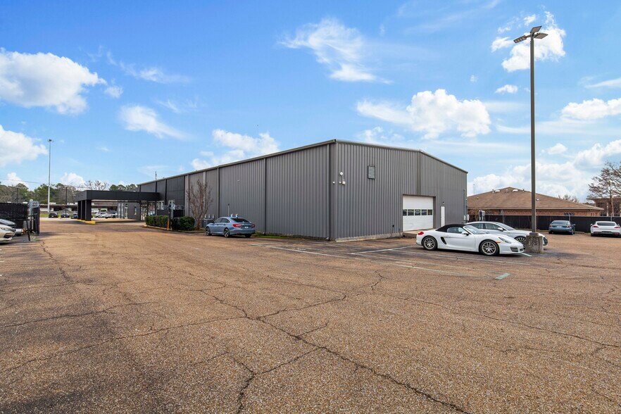 More Photos Of 5385 N I 55 St, Jackson Auto Dealership For Sale