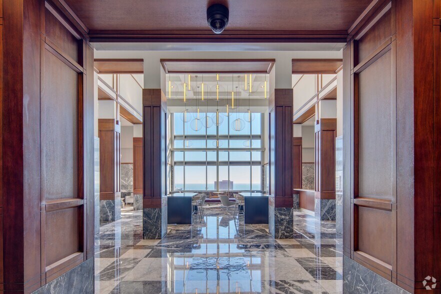 More Photos Of 311 S Wacker Dr, Chicago Office For Lease