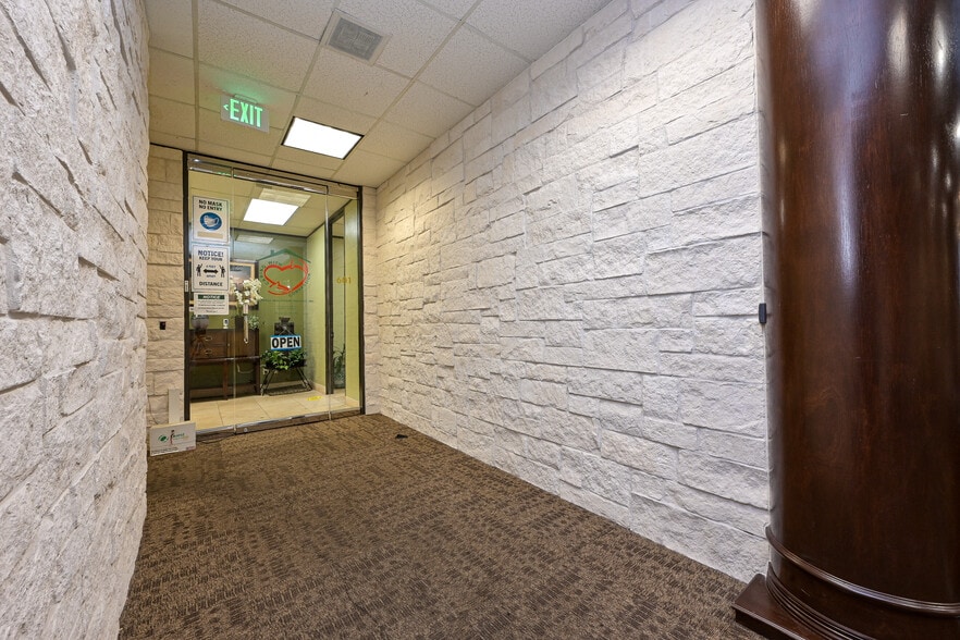 More Photos Of 5625 Cypress Creek Pky, Houston Office For Sale