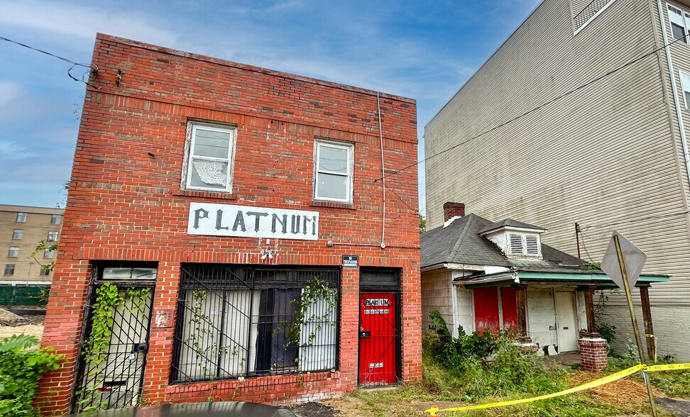 More Photos Of 721 50th St NE, Washington Storefront Retail Office For Sale
