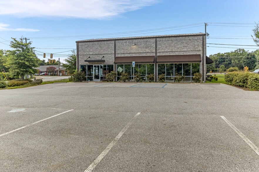 More Photos Of 414 W Fernwood Dr, Simpsonville General Retail For Sale