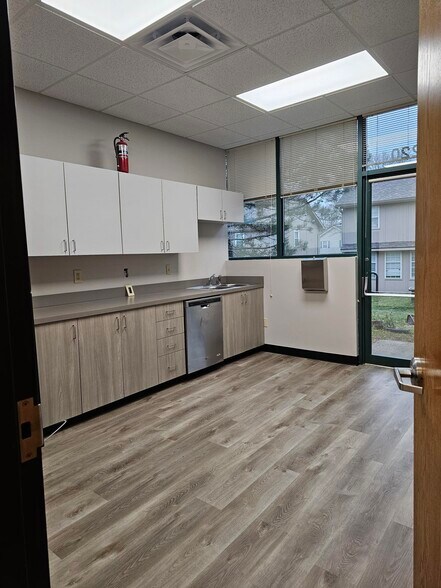 More Photos Of 1210-1218 Windsor Dr, Lee's Summit Office For Lease
