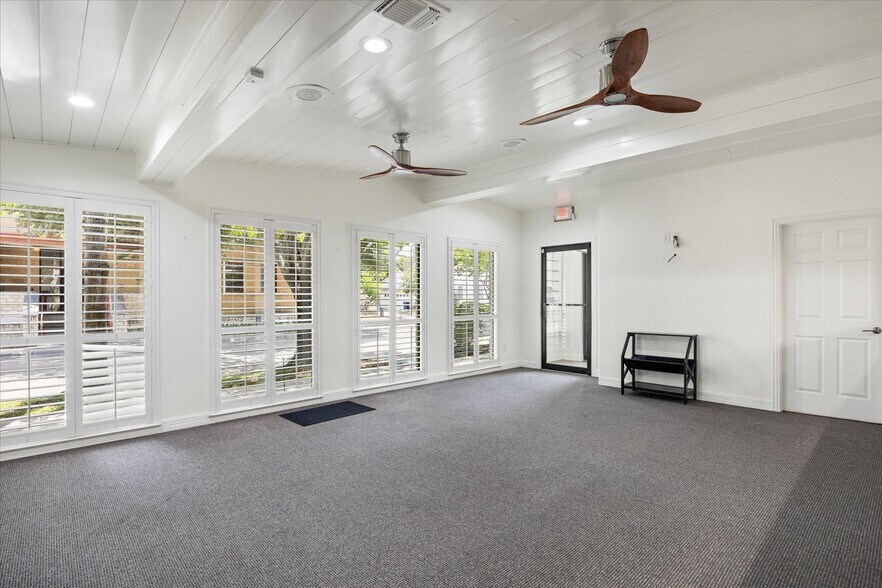 More Photos Of 310 W Bluff St, Granbury Office For Sale