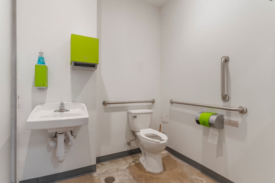 More Photos Of 621 S Kenosha Ave, Tulsa Auto Repair For Sale