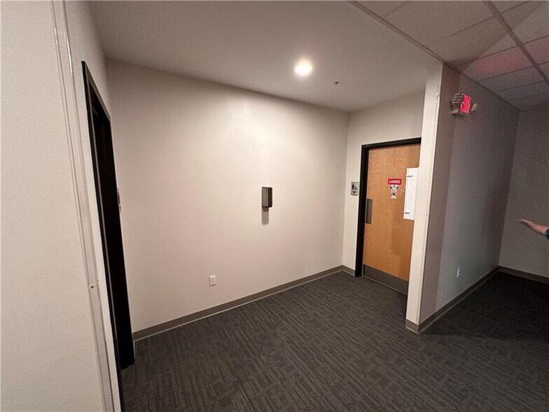 More Photos Of 800 Regis Ave, Pittsburgh Medical For Lease