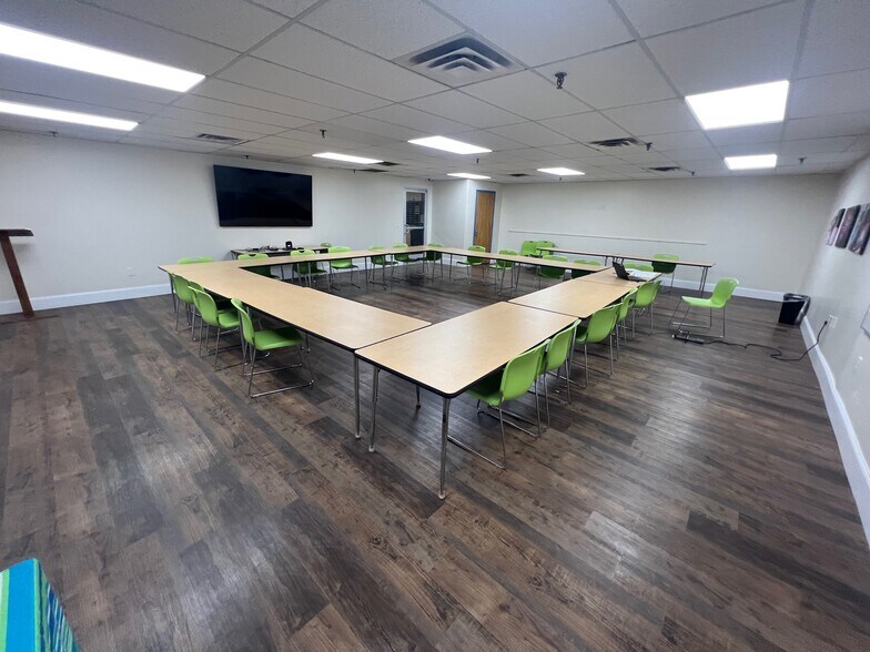 More Photos Of 3826 W Gate City Blvd, Greensboro Flex For Sale