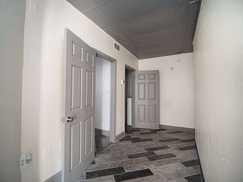 More Photos Of 916 Hempstead Dr, Cincinnati General Retail For Lease