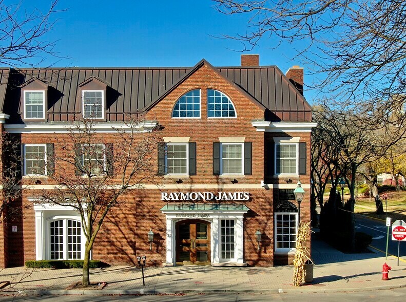 More Photos Of 1-21 Kercheval Ave, Grosse Pointe Farms Office For Lease