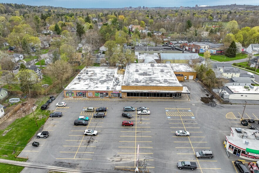 More Photos Of 410-430 W Seneca Tpke, Syracuse Freestanding For Lease