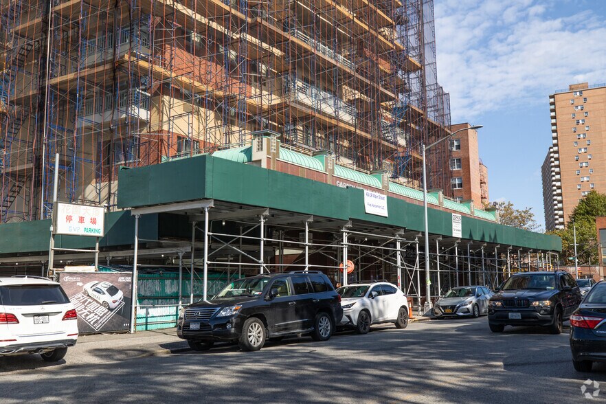 More Photos Of 43-18 Main St, Flushing Apartments For Lease