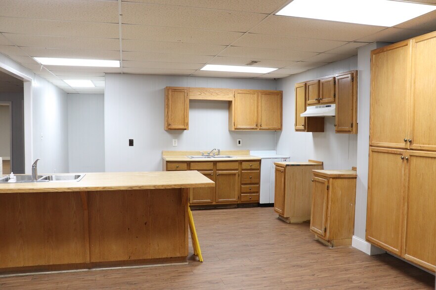 More Photos Of 400 Chestnut St NW, Hartselle Office For Sale