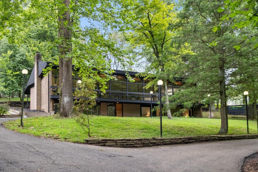 More Photos Of 176 Kingsview Dr, Weirton Showroom For Sale