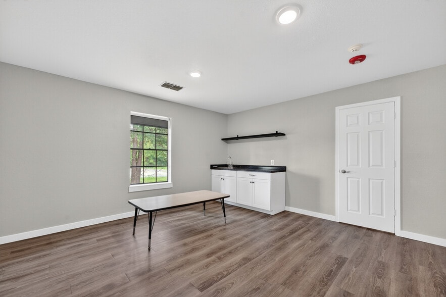 More Photos Of 109 Jasper Dr, Marshall Office For Sale